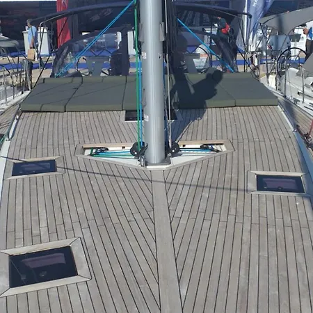Botel Prestige I *